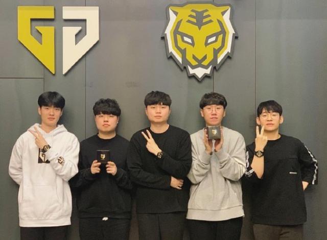 成了贯穿全 成了贯穿全